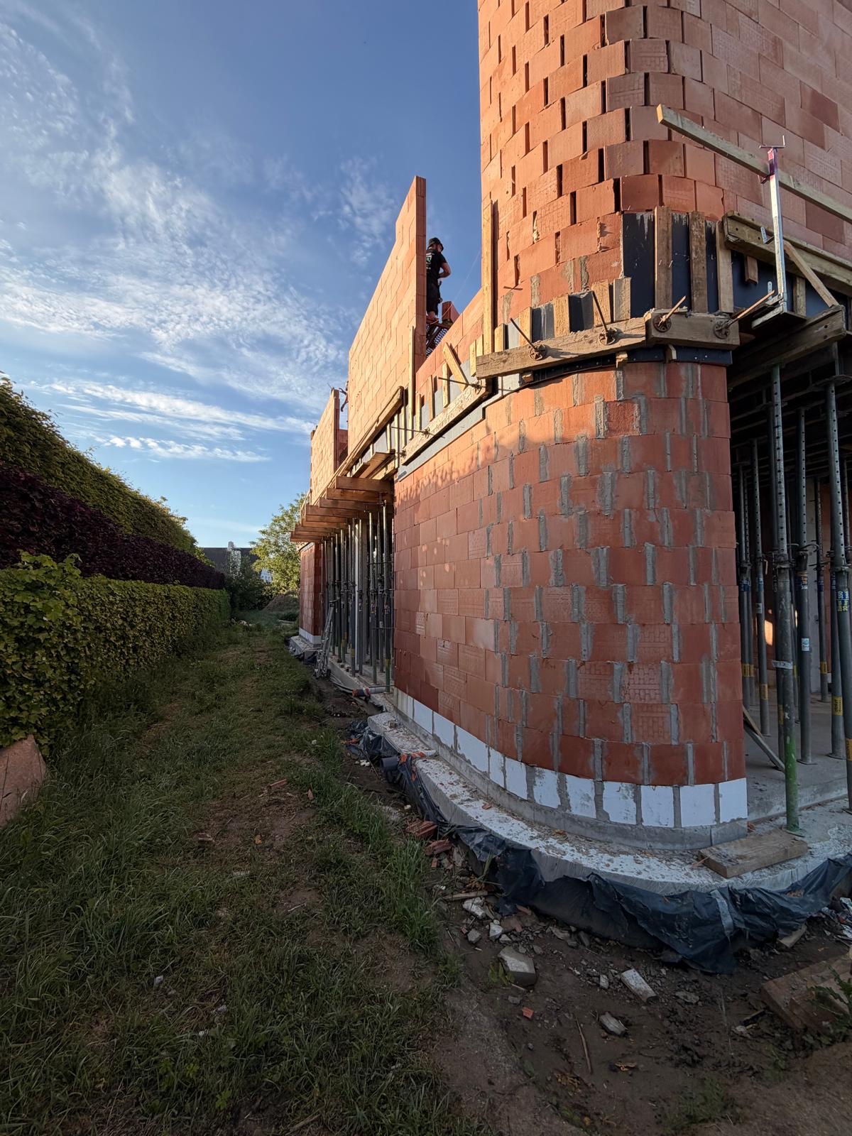 Curved masonry corner