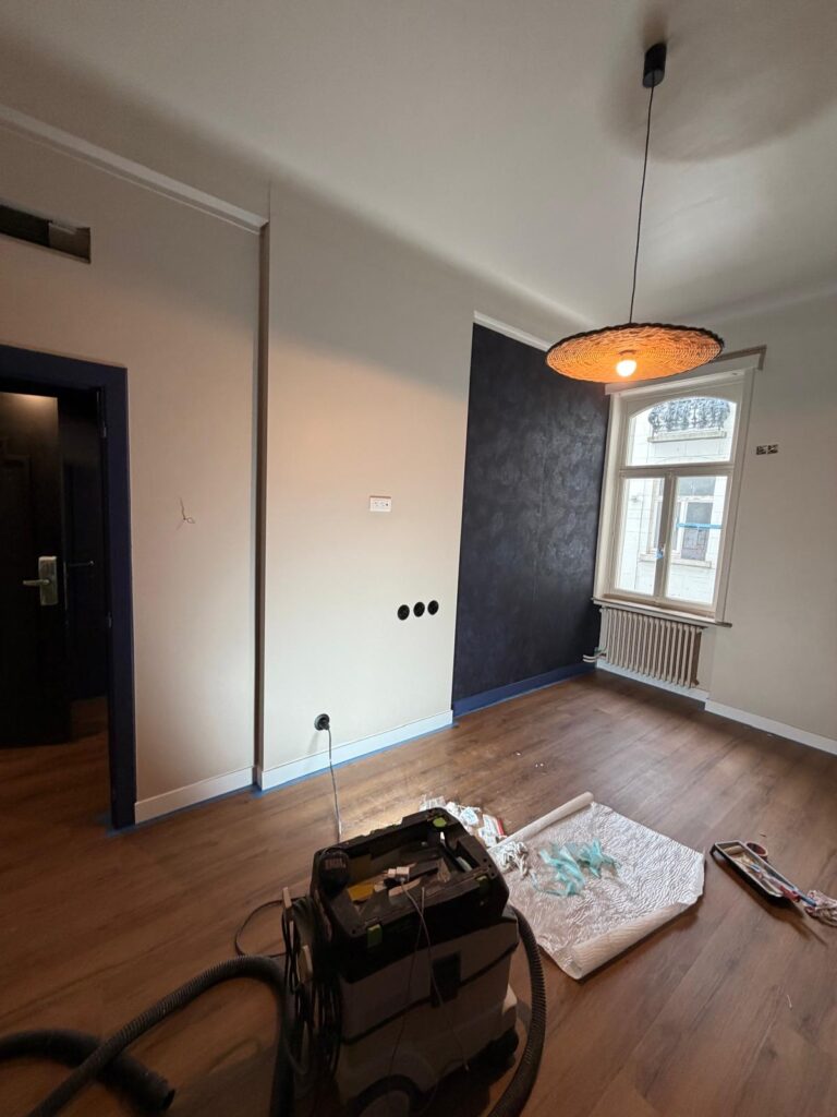 Salon : parquet, peinture, fenêtre cintrée