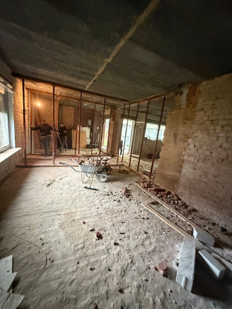 Démolition intérieure, cloisons ouvertes