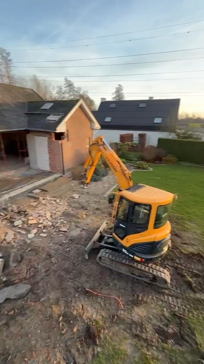Pelle sur chenilles, démolition d’annexe