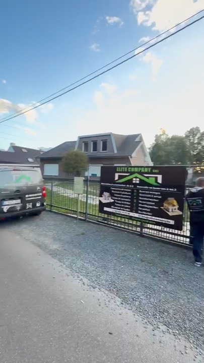 Camionnette et bâche Elite Company devant le chantier