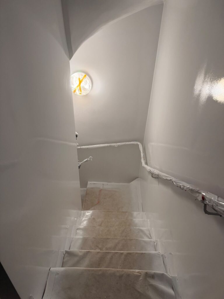 Cage d’escalier peinte, marches protégées